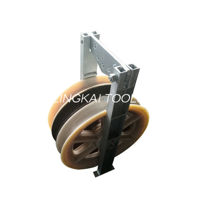 เส้นผ่านศูนย์กลางขนาดใหญ่ 822 มม. ส่งลูกกลิ้งสายเคเบิลเหนือศีรษะ Nylon Sheave Block Pulley Wih Three Wheels